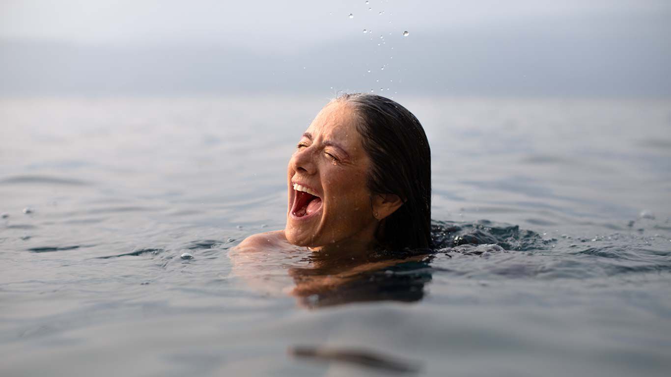 Een vrouw baadt in koud water. 